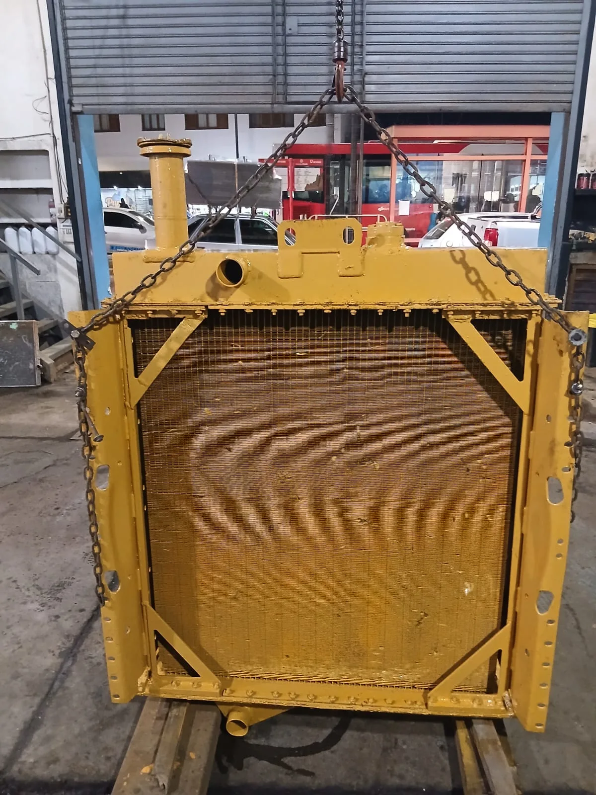 Radiador de maquinaria pesada reparado en el taller